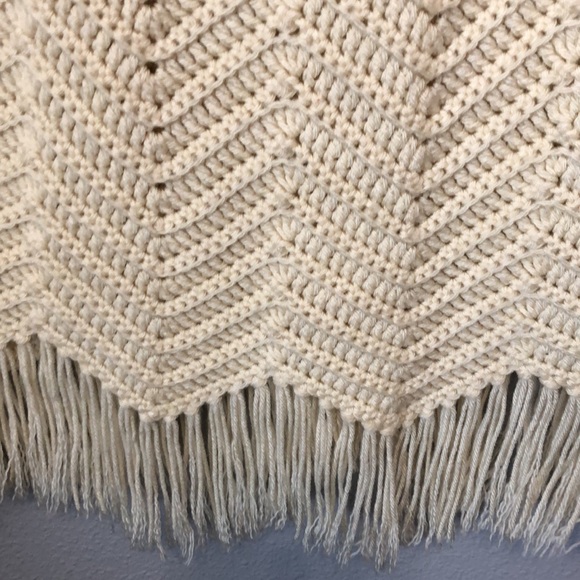 Vintage 60s 70s poncho shawl Fringe Button Poncho Cape hand knit grandma hippie - Picture 7 of 8